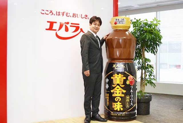 清水憲一・商品開発部長は主力商品「黄金の味」の全面リニューアルに関わった