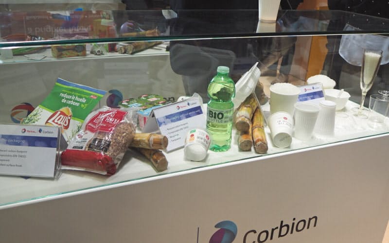 生分解性・生物由来プラスチックのポリ乳酸で製造したパッケージ類(撮影:日経クロステック) 生分解性・生物由来プラスチックのポリ乳酸で製造したパッケージ類(撮影:日経クロステック)