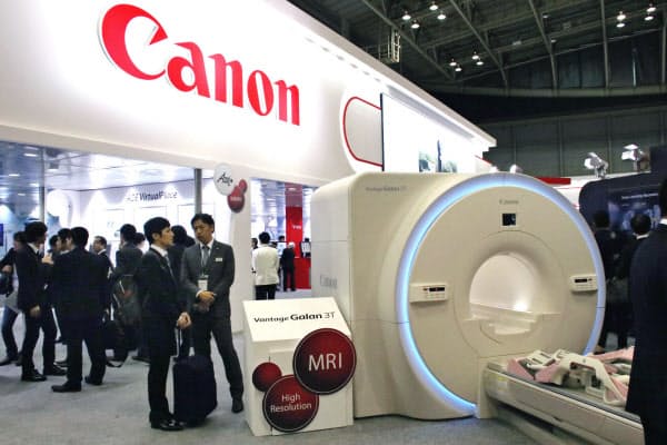 医療機器事業などの収益拡大を急ぐ(写真は18年4月の展示会)