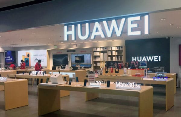華為技術(ファーウェイ)は中国市場でスマートフォンの出荷を伸ばし4~6月期の世界シェアは初めて首位になった(広東省広州市の店舗)