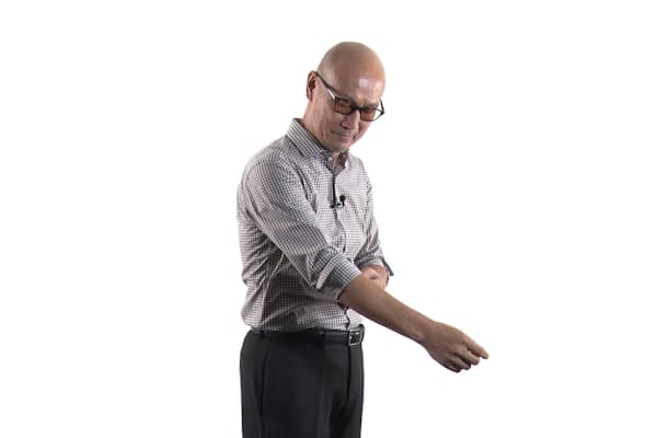 休日カジュアルの基本 シャツは長袖 腕まくりが粋 Nikkei Style 休日カジュアルの基本 シャツは長袖 腕まくりが粋 Nikkei Style