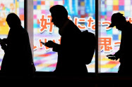 ネットでの中傷は防止や規制の難しさから、対応が遅れてきた。 写真はイメージ