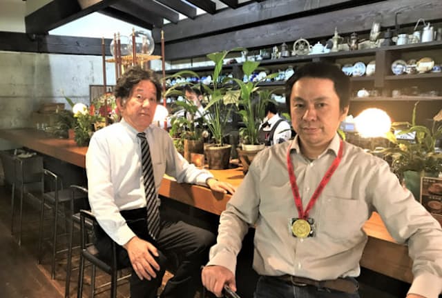 サザコーヒー会長の鈴木誉志男さん（左）と社長の鈴木太郎さん。新しモノ好きで、「いいものは素直に学ぶ」姿勢は2人に共通している