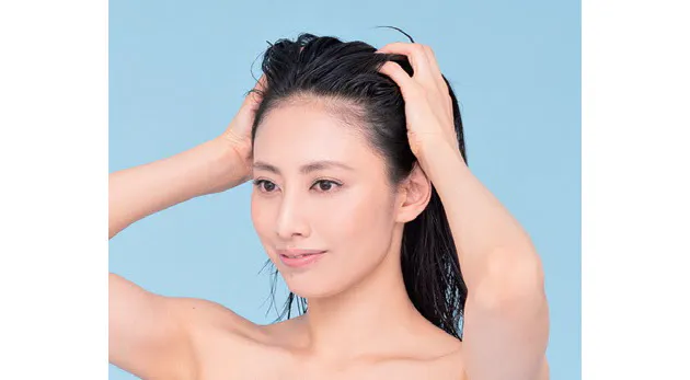 シャンプー後の頭皮の保湿で次に生える髪に差がつく 大人の髪悩み シャンプー見 Nikkei Style シャンプー後の頭皮の保湿で次に生える髪に差がつく 大人の髪悩み シャンプー見 Nikkei Style