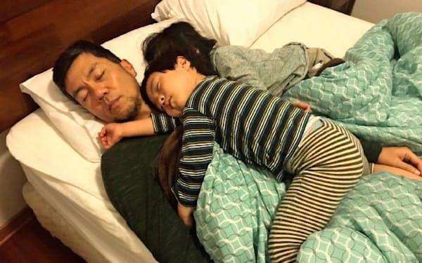 中嶋さんはパラグアイで子育てに奮闘し、子供と一緒に眠る日々だった