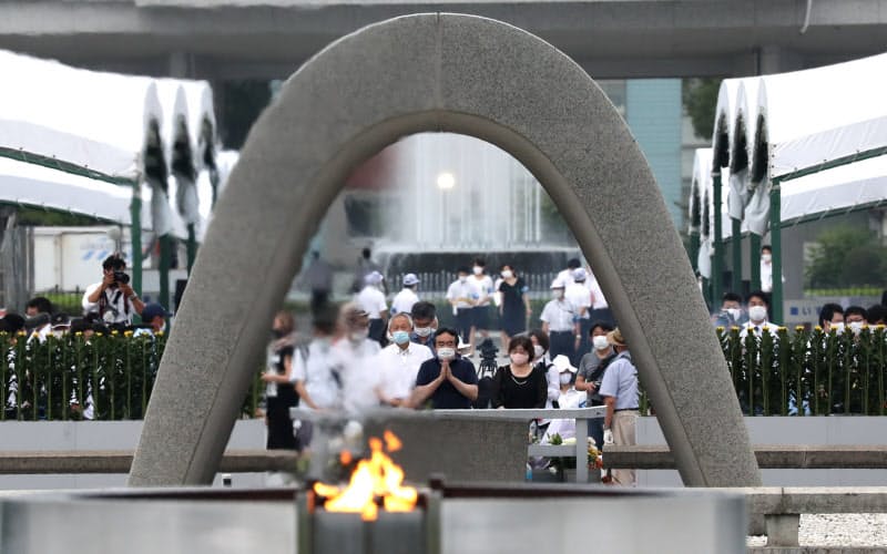 原爆慰霊碑に向かい犠牲者の冥福を祈る人たち(6日午前、広島市中区の平和記念公園) 原爆慰霊碑に向かい犠牲者の冥福を祈る人たち(6日午前、広島市中区の平和記念公園)