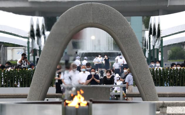 原爆慰霊碑に向かい犠牲者の冥福を祈る人たち(6日午前、広島市中区の平和記念公園)