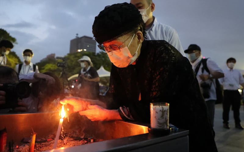 早朝に平和記念公園を訪れ犠牲者を追悼する女性(6日午前、広島市中区)=玉井良幸撮影 早朝に平和記念公園を訪れ犠牲者を追悼する女性(6日午前、広島市中区)=玉井良幸撮影