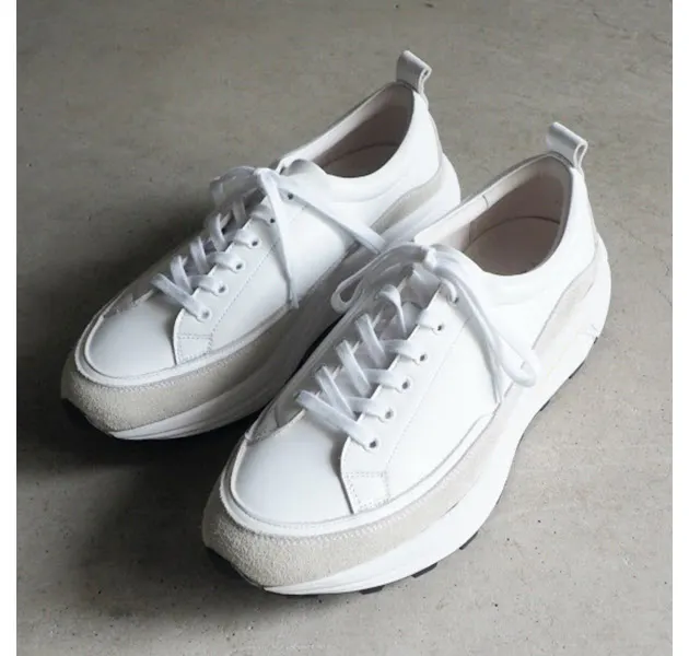 履き心地にも注目 革靴職人が作る ダッドスニーカー レザーの白スニーカー Nikkei Style 履き心地にも注目 革靴職人が作る ダッドスニーカー レザーの白スニーカー Nikkei Style