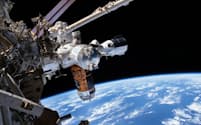 スペースXの宇宙船クルードラゴン（右）がISSにドッキングしている。2020年7月1日撮影。クルードラゴンはNASAの宇宙飛行士ダグラス・ハーリー氏とロバート・ベンケン氏を乗せて米東部時間2020年5月30日に打ち上げられた。米国からの有人宇宙船の打ち上げは2011年以来。両氏は63日間のISS滞在中、NASAの宇宙飛行士クリストファー・キャシディ氏およびロシアの宇宙飛行士アナトーリ・イワニシン氏とイワン・ワグナー氏とともに、仕事中の飛行士や地球の写真を数多く撮影した（PHOTOGRAPH BY CHRIS CASSIDY）