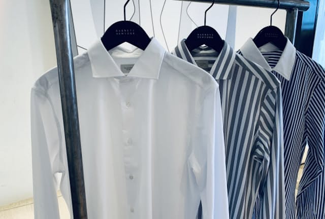 新素材で作られた画期的なシャツは楽して格好いいという今どきのわがままをかなえる　（左から）白　税別25,000円、ストライプ、クレリック　各税別26,000円／トライアーノ（バーニーズ ニューヨーク カスタマーセンター）