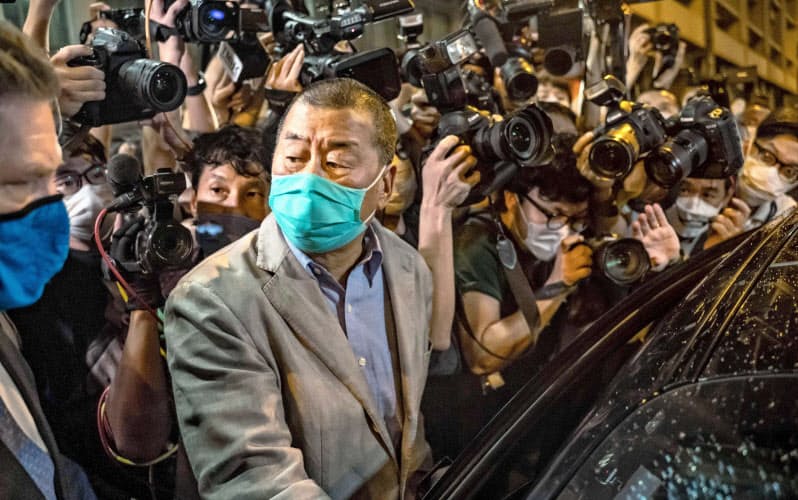釈放され警察署を出る黎智英氏(12日、香港)=ゲッティ共同 釈放され警察署を出る黎智英氏(12日、香港)=ゲッティ共同