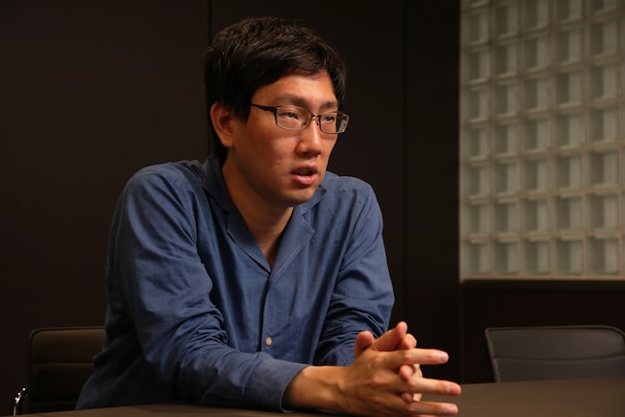 手本はゲイツ 資産140億円のカリスマが挑む社会貢献 日本経済新聞 手本はゲイツ 資産140億円のカリスマが挑む社会貢献 日本経済新聞