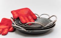 消防士の防火服の素材で作られたオーブングローブや日本オリジナルのタークの両手鍋など、「おうちBBQ」がぐんと本格的になる道具を紹介