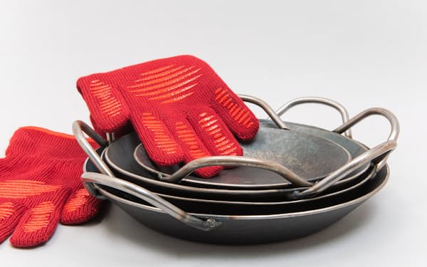 消防士の防火服の素材で作られたオーブングローブや日本オリジナルのタークの両手鍋など、「おうちBBQ」がぐんと本格的になる道具を紹介