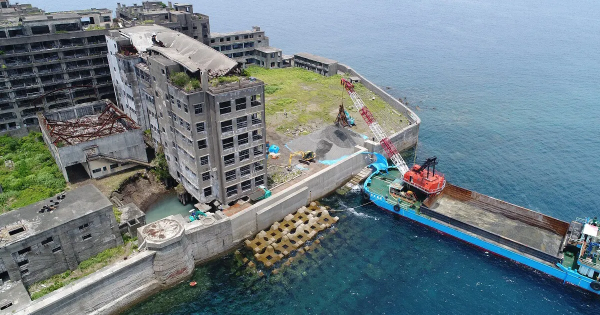 朽ちていく軍艦島 廃虚の王 にふさわしい保存とは 日本経済新聞