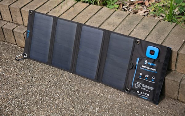 BigBlueブランドのソーラー式充電器「28W ソーラーチャージャー」の利用イメージ