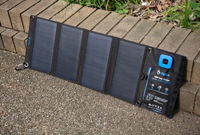 BigBlueブランドのソーラー式充電器「28W ソーラーチャージャー」の利用イメージ
