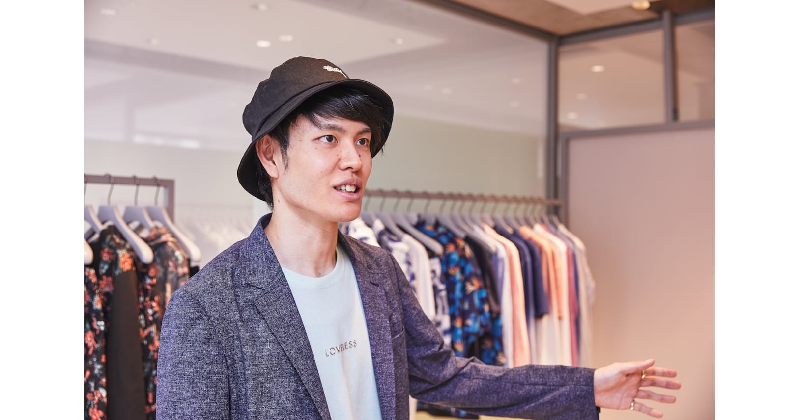 トレンドのバケットハット 前髪とのバランスが肝心 帽子 バッグ 小物コーデのコツ Nikkei Style トレンドのバケットハット 前髪とのバランスが肝心 帽子 バッグ 小物コーデのコツ Nikkei Style