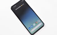 「Pixel 4a」の前面。5.8インチディスプレーを搭載しており、最近のスマートフォンとしてはコンパクトな部類に入る