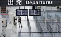 新型コロナウイルスの影響で閑散とする羽田空港第3ターミナルの国際線出発ロビー