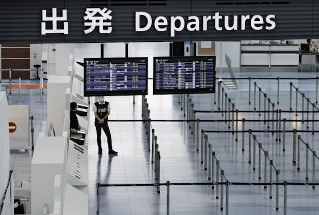 新型コロナウイルスの影響で閑散とする羽田空港第3ターミナルの国際線出発ロビー