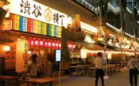 「RAYARD MIYASHITA PARK（レイヤード ミヤシタパーク）」内に8月4日オープンした飲食店街「渋谷横丁」。巨大横丁に誰もが目を引き付けられる