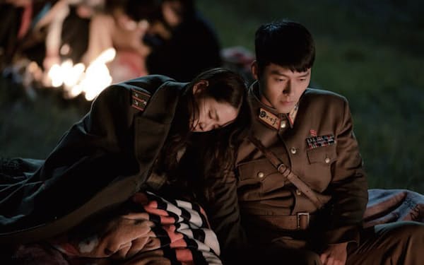 Netflixオリジナルシリーズ『愛の不時着』独占配信中。パラグライダーで飛行中に38度線を越えてしまった韓国の財閥令嬢と、北朝鮮のエリート将校との運命の恋を描くラブストーリー