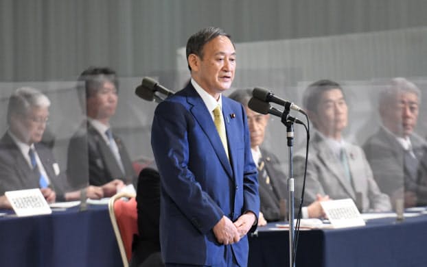 自民党総裁に選出され、あいさつする菅氏（14日、東京都港区）