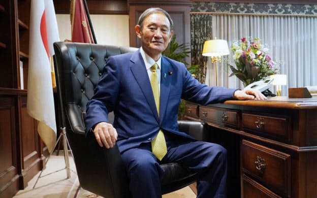 自民党の総裁に就任し、総裁の椅子に座る菅義偉官房長官（14日）