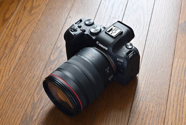 キヤノンのフルサイズミラーレス一眼カメラ「EOS R6」。売り文句は「フルサイズミラーレスの新標準へ。」。公式オンラインストアの販売価格は33万5500円（ボディーのみ）