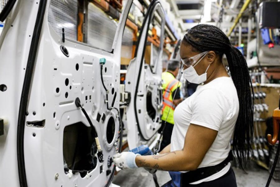 働くより失業が得 人手不足に苦悩する米自動車工場 日本経済新聞