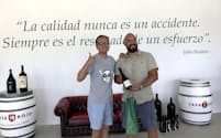 スペインのワイン生産者と柴田屋酒店の三代目、柴泰宏氏（左）