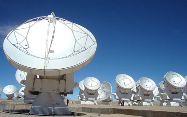 チリのアタカマ砂漠にあるアルマ望遠鏡。世界最大級の電波望遠鏡だ（画像提供:坂井南美）