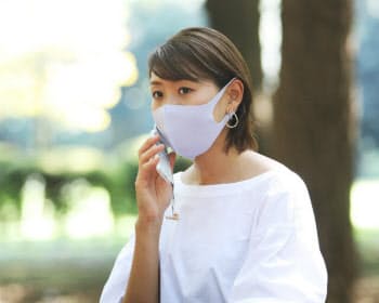 公園で電話に出る中山茉莉花さん(東京都渋谷区)