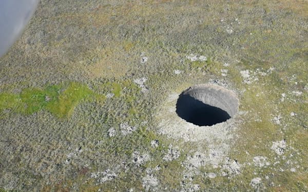 シベリアで新たに発見されたクレーターは、これまでに発見された同じタイプのクレーターの中では最大級で、深さは約50メートルある（PHOTOGRAPH BY EVGENY CHUVILIN）