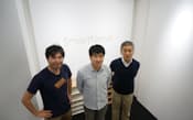スマートニュースの経営陣。左から鈴木健取締役、浜本階生社長、藤村厚夫執行役員