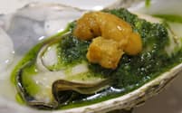 9月から店頭にテラス席を設けた東京・三鷹「分福（ぶんぶく）」では創作海鮮料理が楽しめる。写真は「生ウニと生牡蠣のブルゴーニュバター」