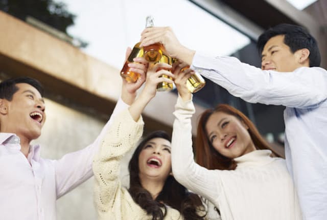 未成年に対するアルコールの影響を正しく認識していますか？ (c)imtmphoto-123RF