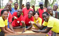 ケニアで大豆の生産指導から販売までを手掛ける薬師川智子氏（中央の黄色いシャツを着た女性）