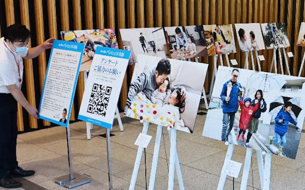 育休を取得した国家公務員の父親たちを紹介する「霞が関のパパたち写真展」が開かれた（東京都千代田区）