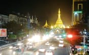 ミャンマー最大の都市であるヤンゴン市のダウンタウンには、多くの人と車が行き交う。英国の植民地時代、金色に輝く高さ48mのスーレー・パゴダ（仏塔）を中心として、碁盤目状に整備された