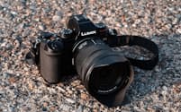 パナソニックのフルサイズミラーレス一眼カメラの新機種「LUMIX S5」。実売価格は25万円前後（ボディーのみ）