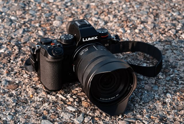 パナソニックのフルサイズミラーレス一眼カメラの新機種「LUMIX S5」。実売価格は25万円前後（ボディーのみ）