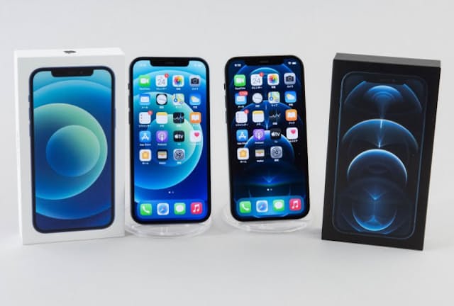 iPhone 12（左）とiPhone 12 Pro（右）が先行発売。本体サイズはまったく同じだ。公式オンラインストアの販売価格はiPhone 12が8万5800円から、iPhone 12 Proは10万6800円から（いずれも税別）