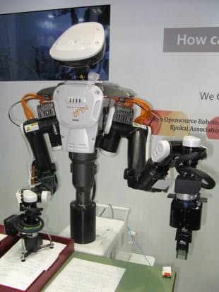 図1 ROS対応を図った川田工業のヒト型ロボット「NEXTAGE OPEN」。2014年1月末の出荷開始を目指す（写真:2013年11月6～9日開催の「2013国際ロボット展」にて撮影）