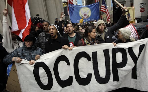 左派と金融界の因縁は2011年9月にニューヨーク市内で始まった「ウォール街を占拠せよ」運動が発端だ=AP