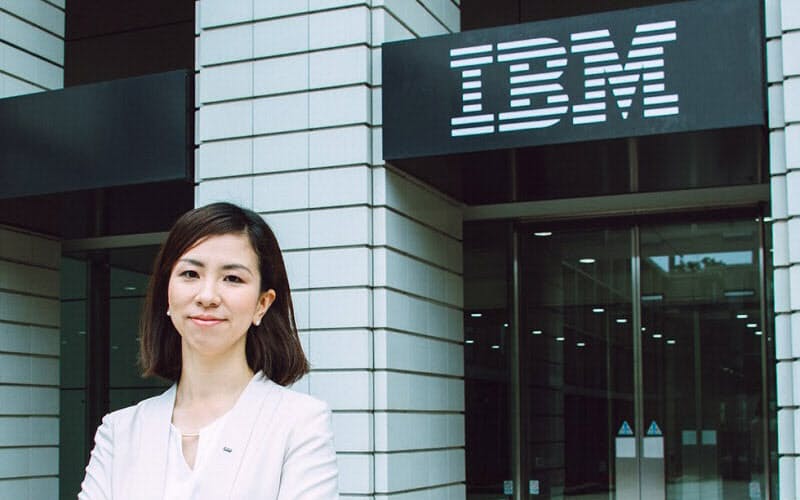 日本IBM デジタルサービス社長の井上裕美氏。2003年日本IBMに入社。19年、ガバメント・デリバリー・リーダー、20年日本IBMグローバル・ビジネス・サービシーズのガバメント・インダストリー理事に就任。20年7月より現職。保育園児と小学生の2人の娘の母でもある