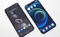 Pixel 5(左、以下の写真も同じ)とiPhone 12(右、同)を並べてみたところ。サイズに大きな違いはないが、Pixel 5のほうがややコンパクトだ
