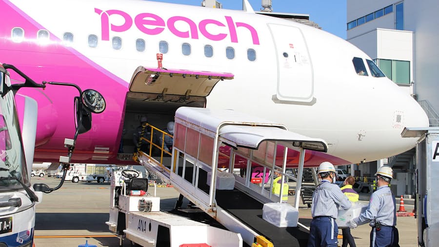 ピーチ 1便たった0 8トンでも貨物を運びたい事情 日本経済新聞